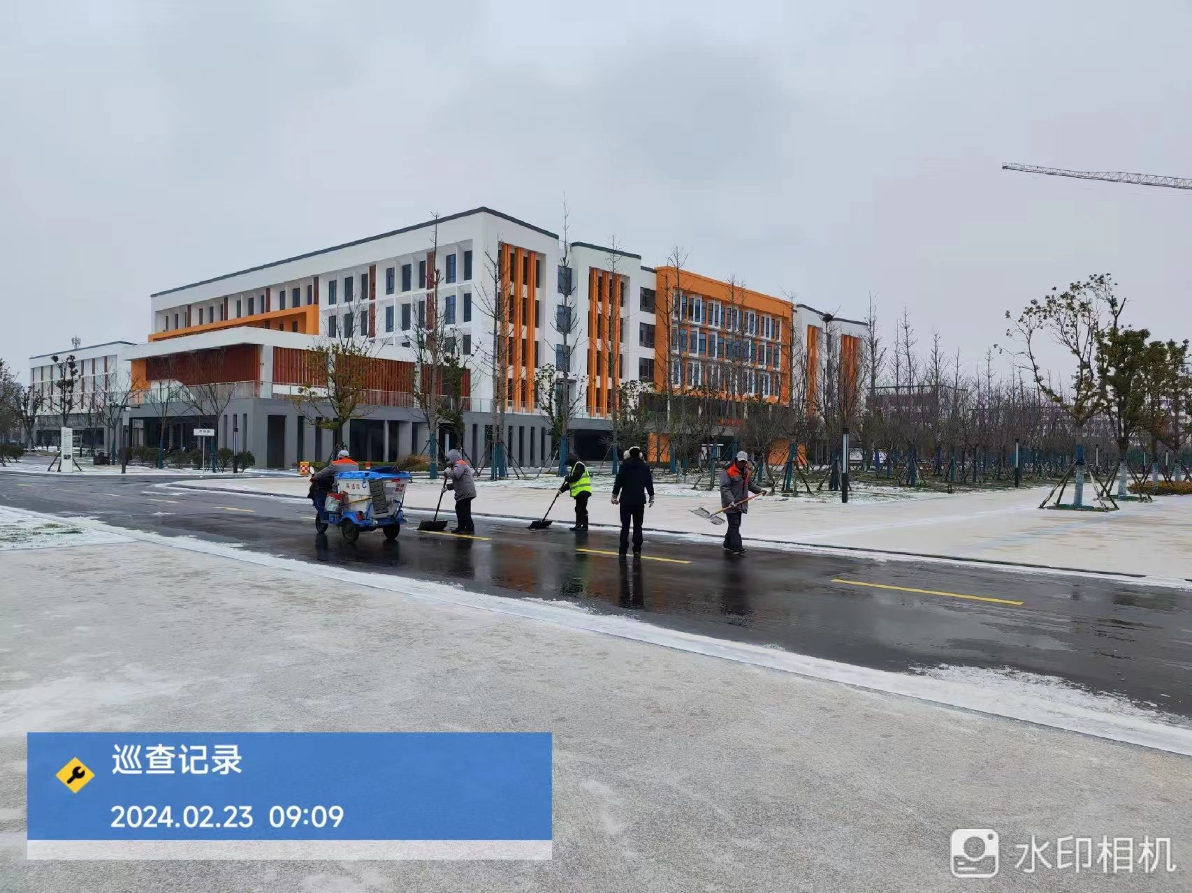 2.23 江北校区物业除雪3.jpg