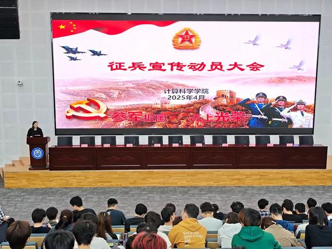 一群人在台上演讲 AI 生成的内容可能不正确。