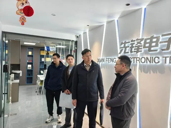 一群人站在门口 AI 生成的内容可能不正确。