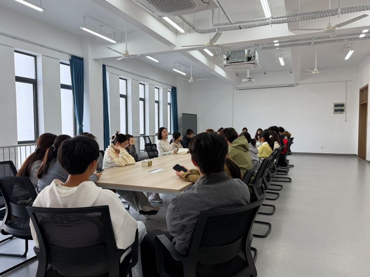 期中教学检查学生座谈会照片02-修改尺寸版.jpg