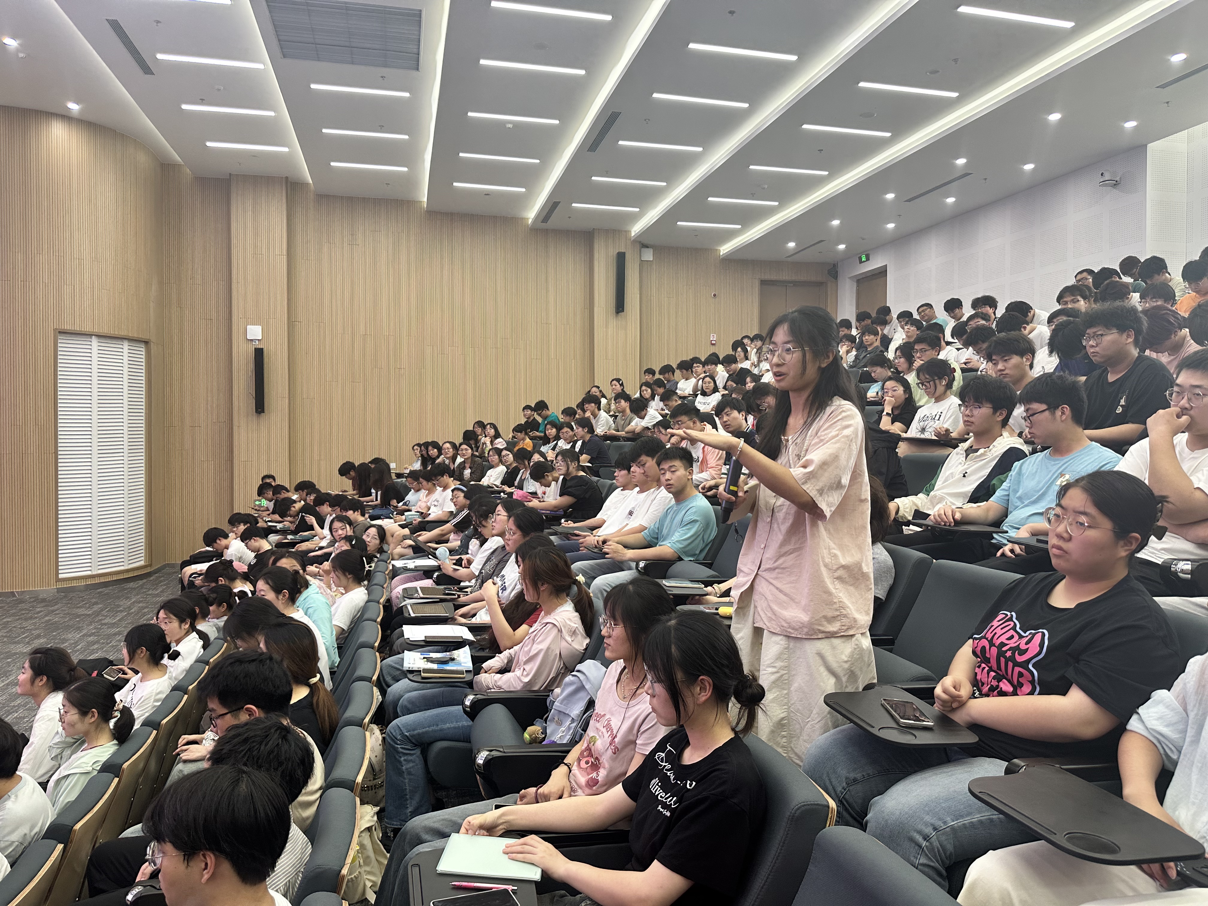 专家讲座ec7ca7f4a2d02c4cc8543184ca5de949.JPG