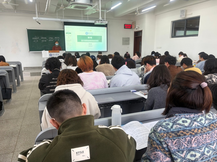1776848888930439.jpg 许仁青公开课照(宽750).jpg