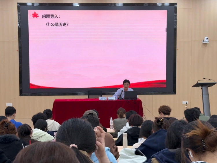 王海洋讲党课(1)-修改尺寸版.jpg